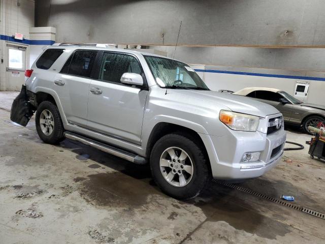 JTEBU5JR1B5054660 - 2011 TOYOTA 4RUNNER SR5 银色 照片 4