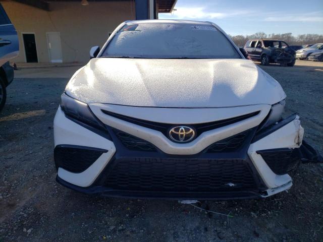 4T1G11AK6MU593195 - 2021 TOYOTA CAMRY SE WHITE photo 5