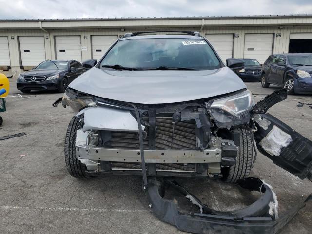 2T3ZFREV7HW333804 - 2017 TOYOTA RAV4 LE Argent photo 5