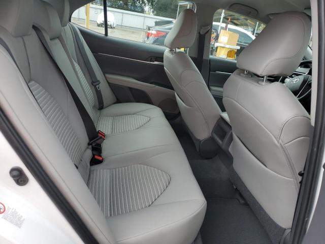 4T1B11HKXJU118726 - 2018 TOYOTA CAMRY L WHITE photo 10