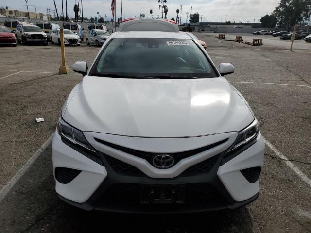 4T1B11HKXJU118726 - 2018 TOYOTA CAMRY L WHITE photo 5