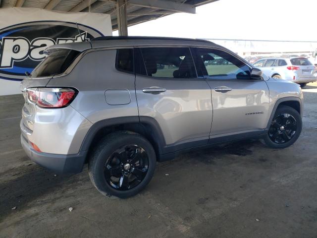 3C4NJCBBXJT344345 - 2018 JEEP COMPASS LATITUDE SILVER photo 3