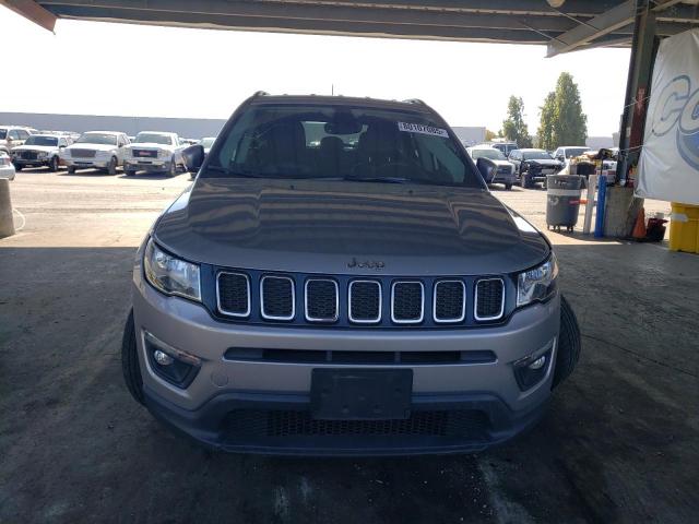 3C4NJCBBXJT344345 - 2018 JEEP COMPASS LATITUDE SILVER photo 5