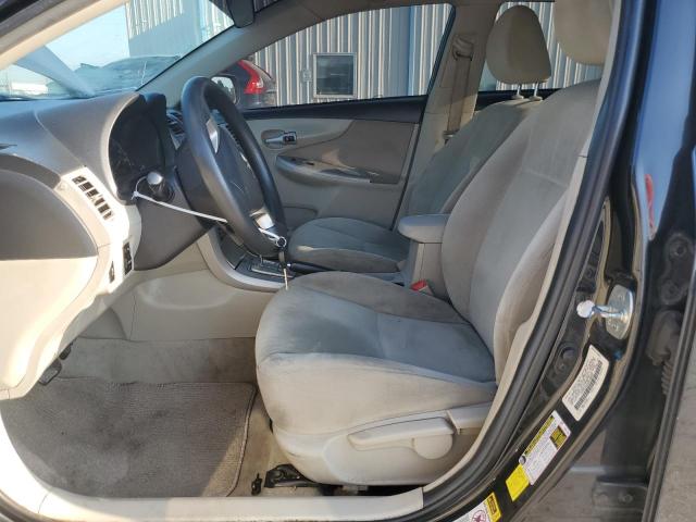 5YFBU4EE6DP090985 - 2013 TOYOTA COROLLA BASE Schwarz Foto 7