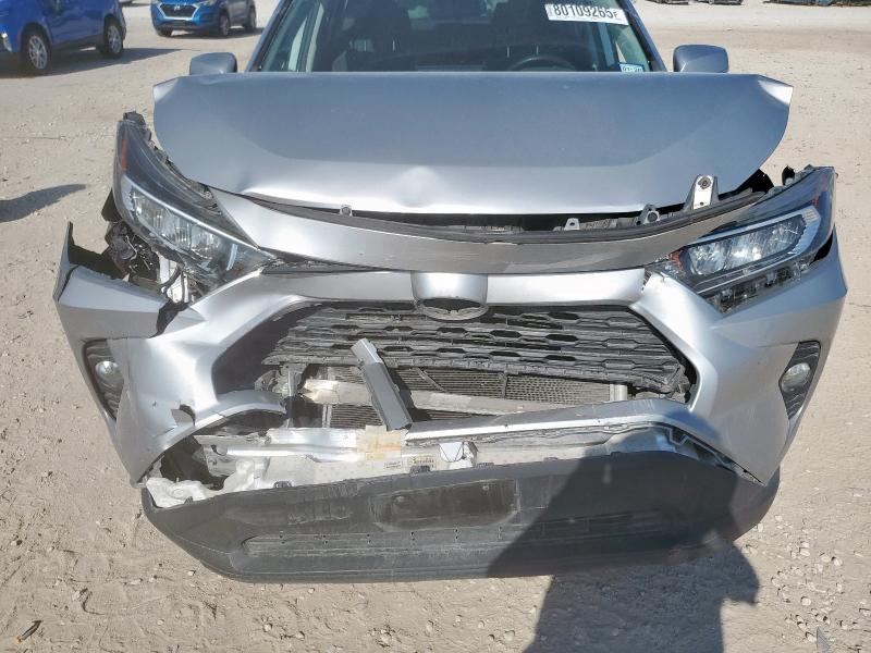 2T3W1RFV8LC035899 - 2020 TOYOTA RAV4 XLE SILVER photo 11