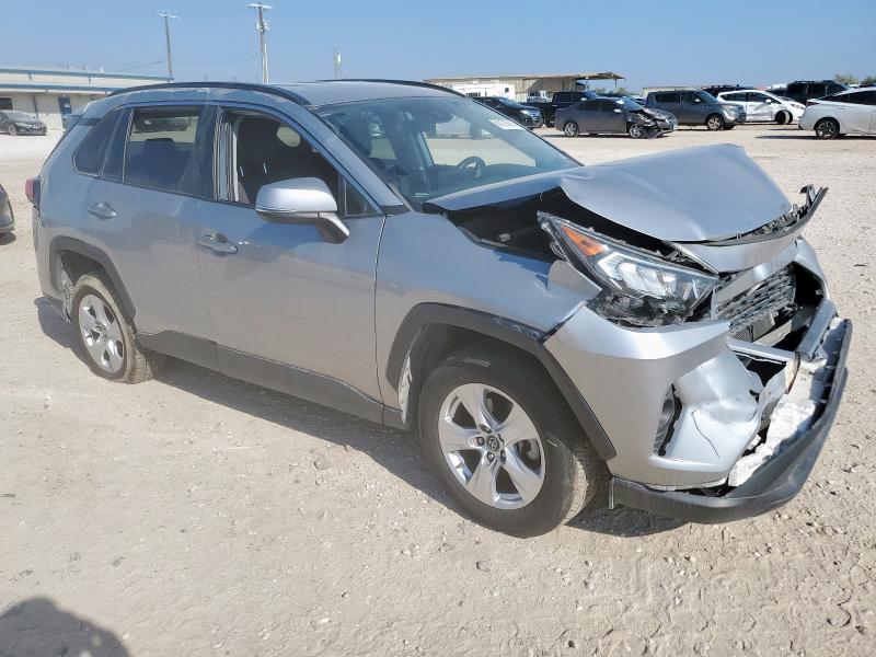 2T3W1RFV8LC035899 - 2020 TOYOTA RAV4 XLE SILVER photo 4