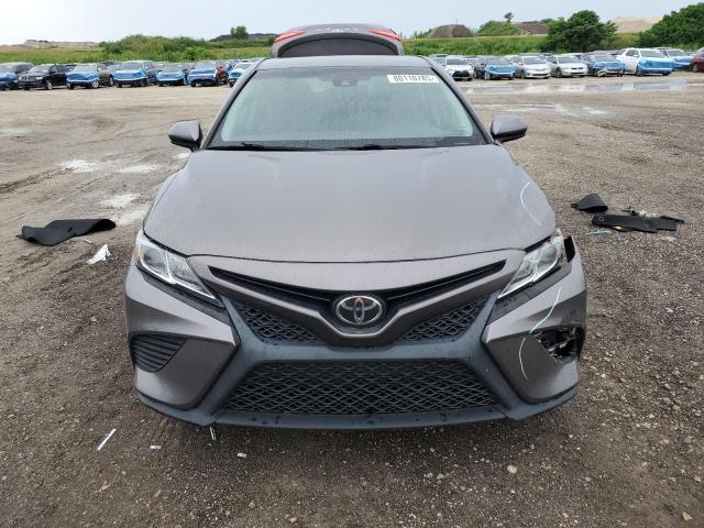 4T1B11HK0JU083761 - 2018 TOYOTA CAMRY L GRAY photo 5