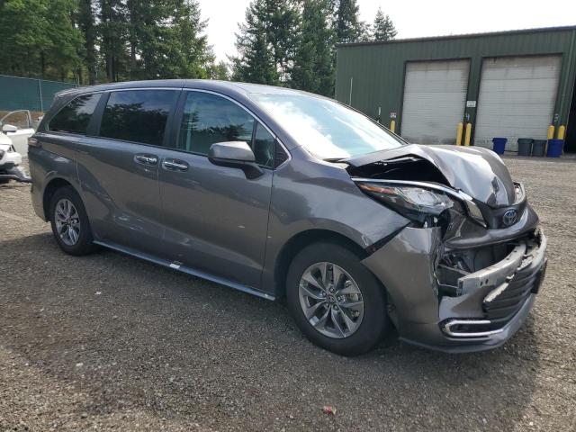 5TDYRKEC0PS143383 - 2023 TOYOTA SIENNA XLE CHARCOAL photo 4