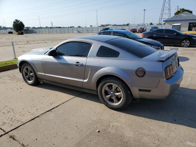 1ZVFT80N165220560 - 2006 FORD MUSTANG SILVER photo 2