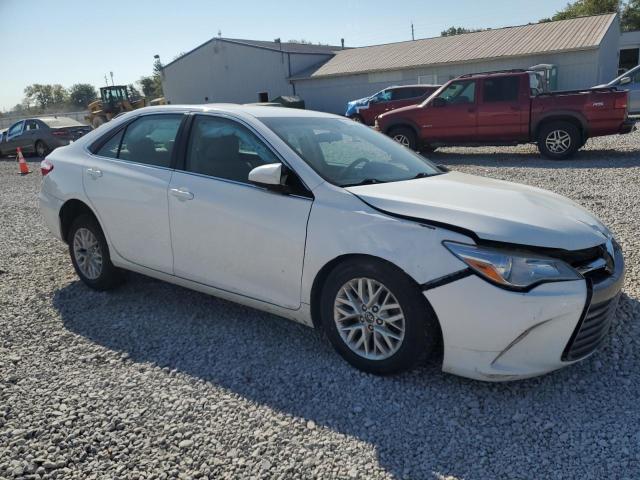 4T1BF1FK1HU364028 - 2017 TOYOTA CAMRY LE WHITE photo 4