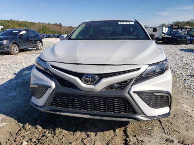 4T1G11BK7PU099561 - 2023 TOYOTA CAMRY SE NIGHT SHADE WHITE photo 5