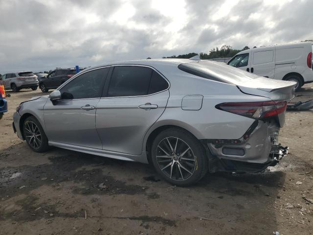 4T1G11AK2NU628817 - 2022 TOYOTA CAMRY SE SILVER photo 2