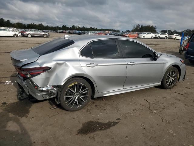 4T1G11AK2NU628817 - 2022 TOYOTA CAMRY SE SILVER photo 3