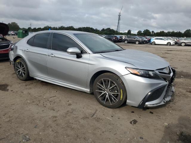 4T1G11AK2NU628817 - 2022 TOYOTA CAMRY SE SILVER photo 4