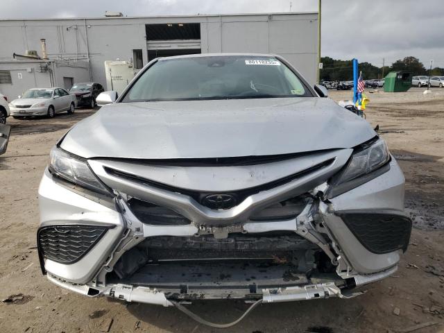 4T1G11AK2NU628817 - 2022 TOYOTA CAMRY SE SILVER photo 5
