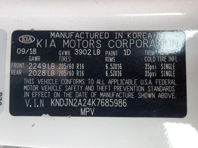 KNDJN2A24K7685986 - 2019 KIA SOUL WHITE photo 12