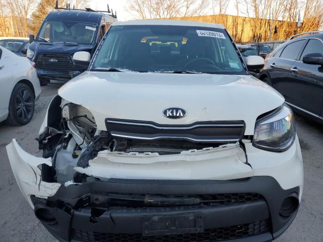 KNDJN2A24K7685986 - 2019 KIA SOUL WHITE photo 5