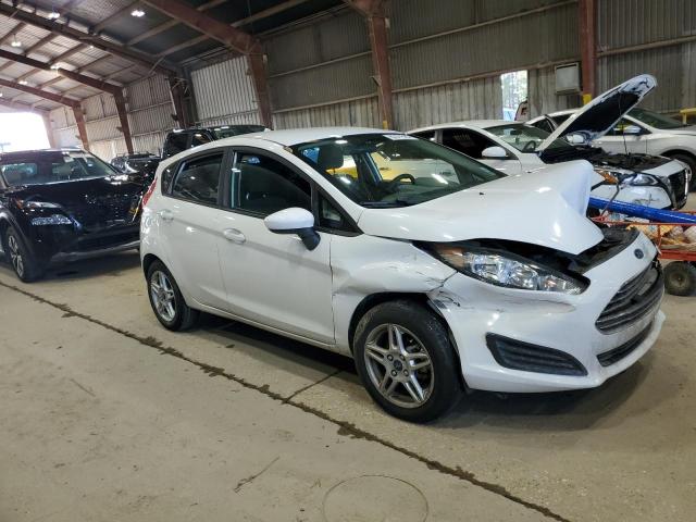 3FADP4EJ1KM107991 - 2019 FORD FIESTA SE Weiß Foto 4