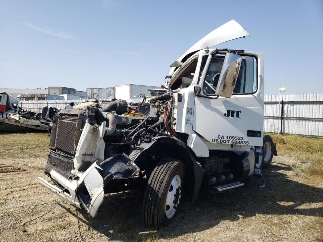 4V4NC9EG2GN946528 - 2016 VOLVO VN VNL WHITE photo 2