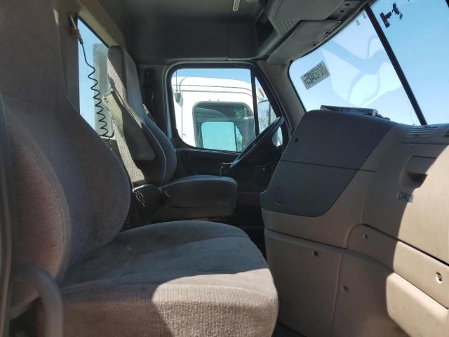 1FUGGEDV3JLHB4015 - 2018 FREIGHTLINER CASCADIA 1 თეთრი ფოტო 5