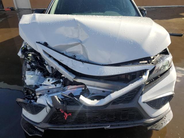 4T1T11AK7PU125625 - 2023 TOYOTA CAMRY SE NIGHT SHADE WHITE photo 11