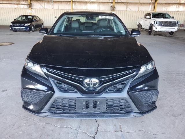 4T1G11AKXNU014288 - 2022 TOYOTA CAMRY SE BLACK photo 5