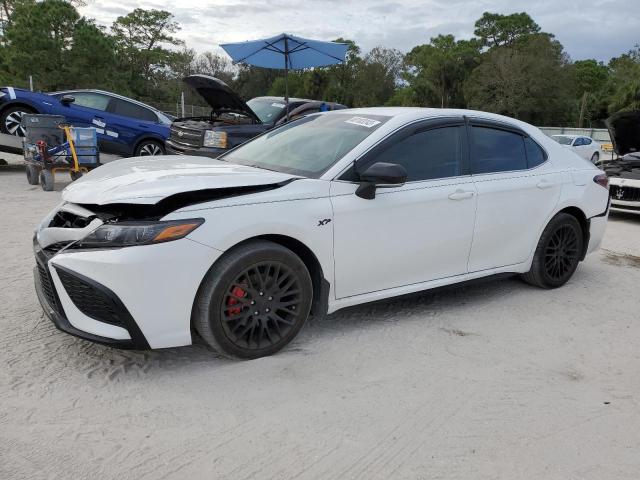 4T1G11AK4PU795585 - 2023 TOYOTA CAMRY SE NIGHT SHADE WHITE photo 1