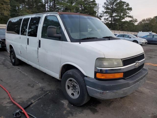 1GAHG39U331126284 - 2003 CHEVROLET EXPRESS G3 WHITE photo 4