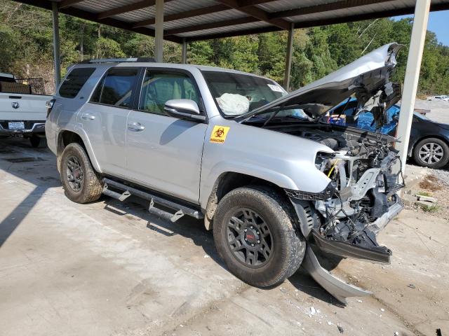 JTENU5JR7N5993703 - 2022 TOYOTA 4RUNNER SR5/SR5 PREMIUM Srebrny zdjęcie 4