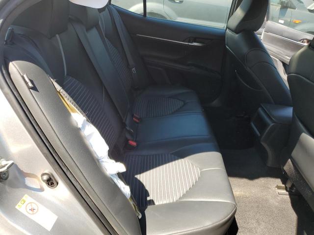 4T1B11HK6JU119470 - 2018 TOYOTA CAMRY L SILVER photo 10