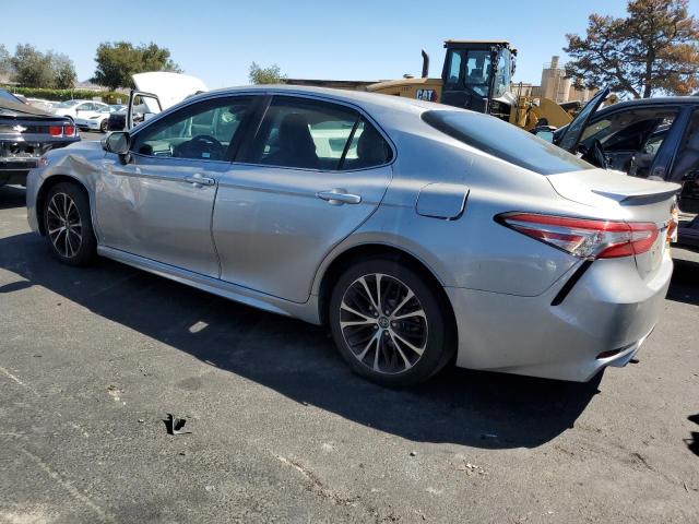 4T1B11HK6JU119470 - 2018 TOYOTA CAMRY L SILVER photo 2
