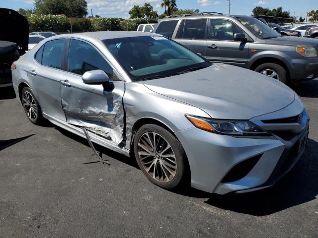 4T1B11HK6JU119470 - 2018 TOYOTA CAMRY L SILVER photo 4