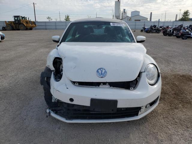 3VWJX7AT0DM605072 - 2013 VOLKSWAGEN BEETLE WHITE photo 5