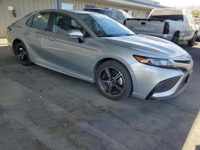 4T1G11AK0RU238742 - 2024 TOYOTA CAMRY SE NIGHT SHADE SILVER photo 4