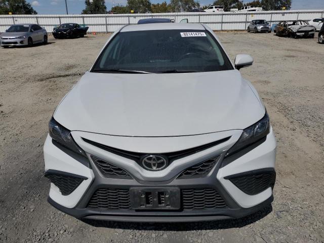 4T1T11AK2NU070563 - 2022 TOYOTA CAMRY SE თეთრი ფოტო 5