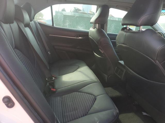 4T1B11HK6JU642195 - 2018 TOYOTA CAMRY L WHITE photo 10