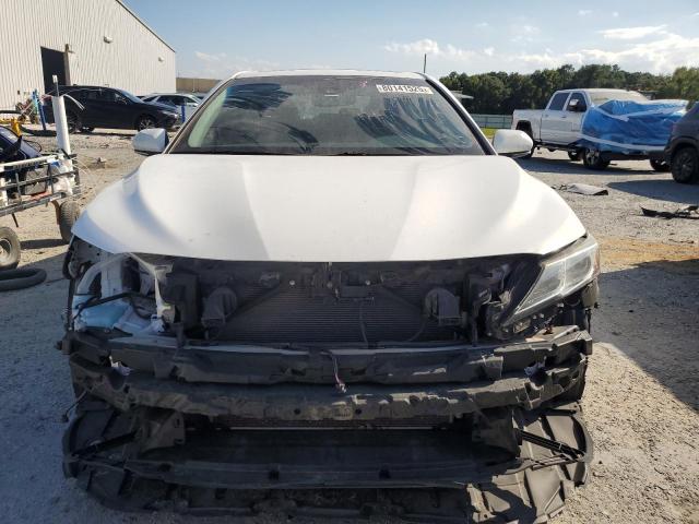4T1B11HK6JU642195 - 2018 TOYOTA CAMRY L WHITE photo 5