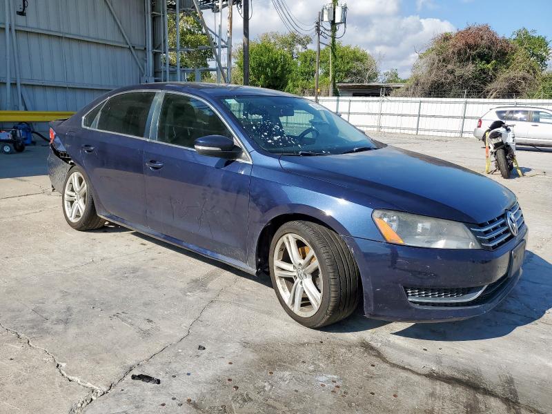 1VWBS7A34EC098621 - 2014 VOLKSWAGEN PASSAT SE 蓝色 照片 4