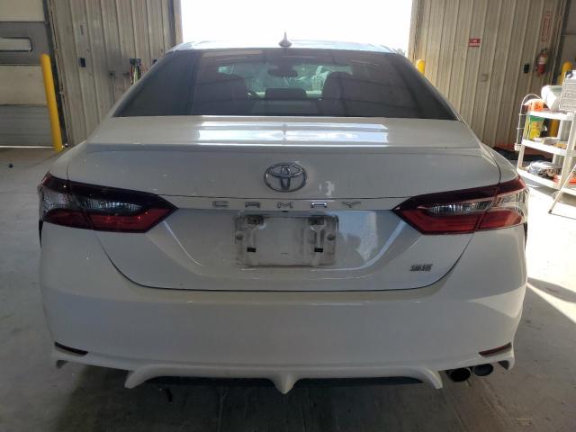 4T1G11AK9NU636378 - 2022 TOYOTA CAMRY SE WHITE photo 6