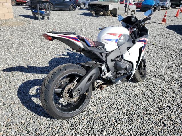 JH2SC59118M000965 - 2008 HONDA CBR1000 RR WHITE photo 4