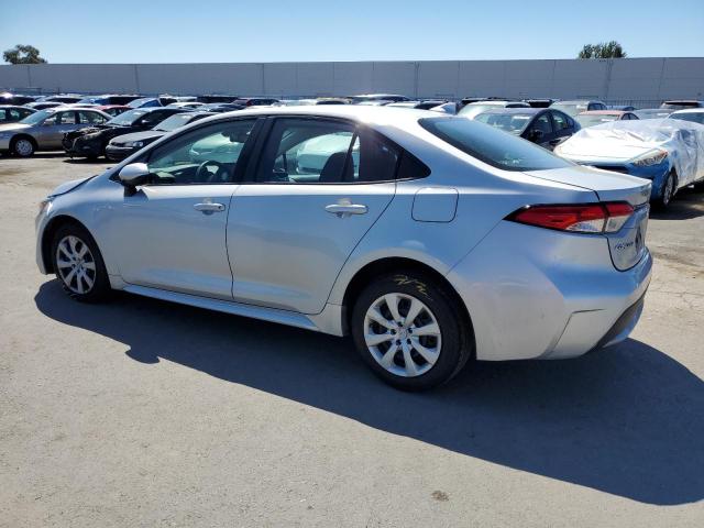 5YFEPMAE5NP273693 - 2022 TOYOTA COROLLA LE SILVER photo 2