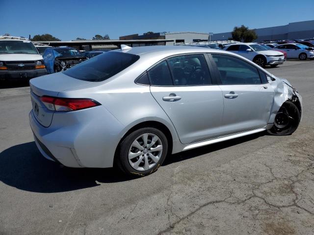5YFEPMAE5NP273693 - 2022 TOYOTA COROLLA LE SILVER photo 3