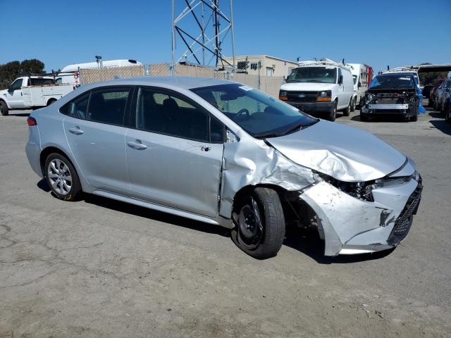 5YFEPMAE5NP273693 - 2022 TOYOTA COROLLA LE SILVER photo 4