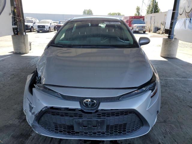 5YFEPMAE5NP273693 - 2022 TOYOTA COROLLA LE SILVER photo 5