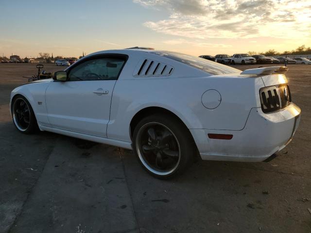 1ZVFT82H155139824 - 2005 FORD MUSTANG GT WHITE photo 2