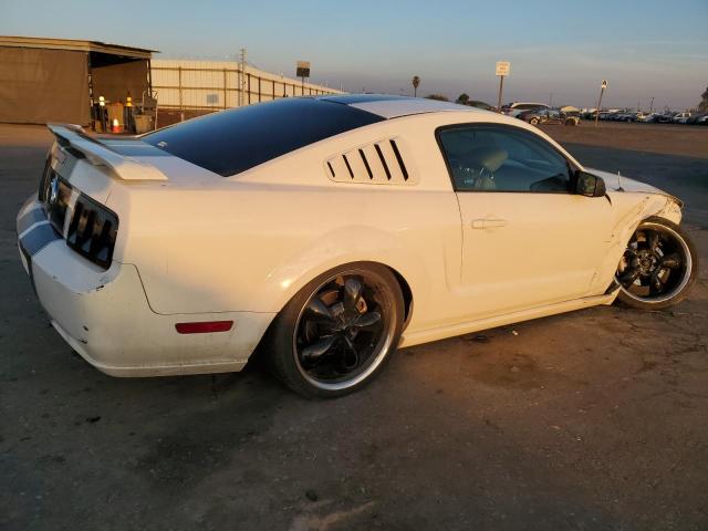 1ZVFT82H155139824 - 2005 FORD MUSTANG GT WHITE photo 3