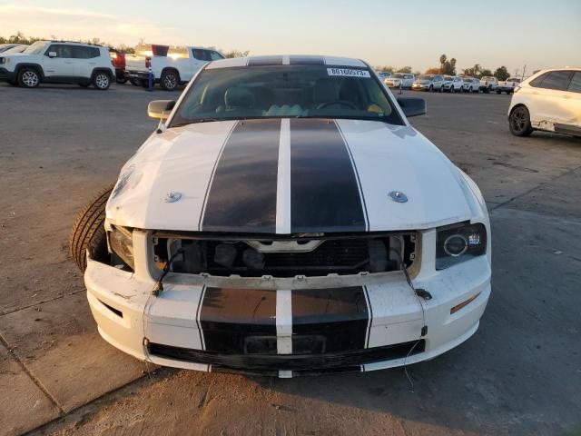 1ZVFT82H155139824 - 2005 FORD MUSTANG GT WHITE photo 5