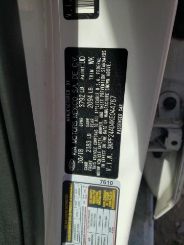 3KPF24AD4KE044767 - 2019 KIA FORTE FE Weiß Foto 12