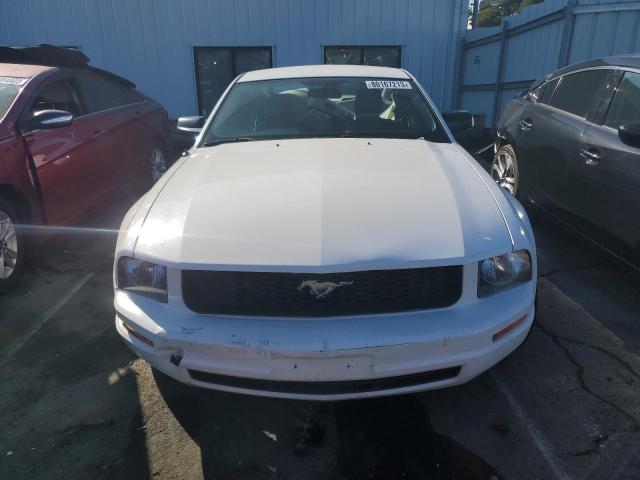 1ZVHT80N485117614 - 2008 FORD MUSTANG WHITE photo 5