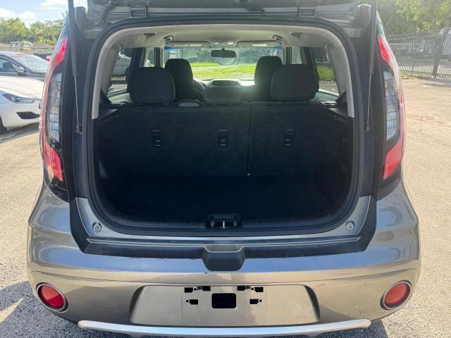 KNDJP3A59H7448123 - 2017 KIA SOUL + GRAY photo 12